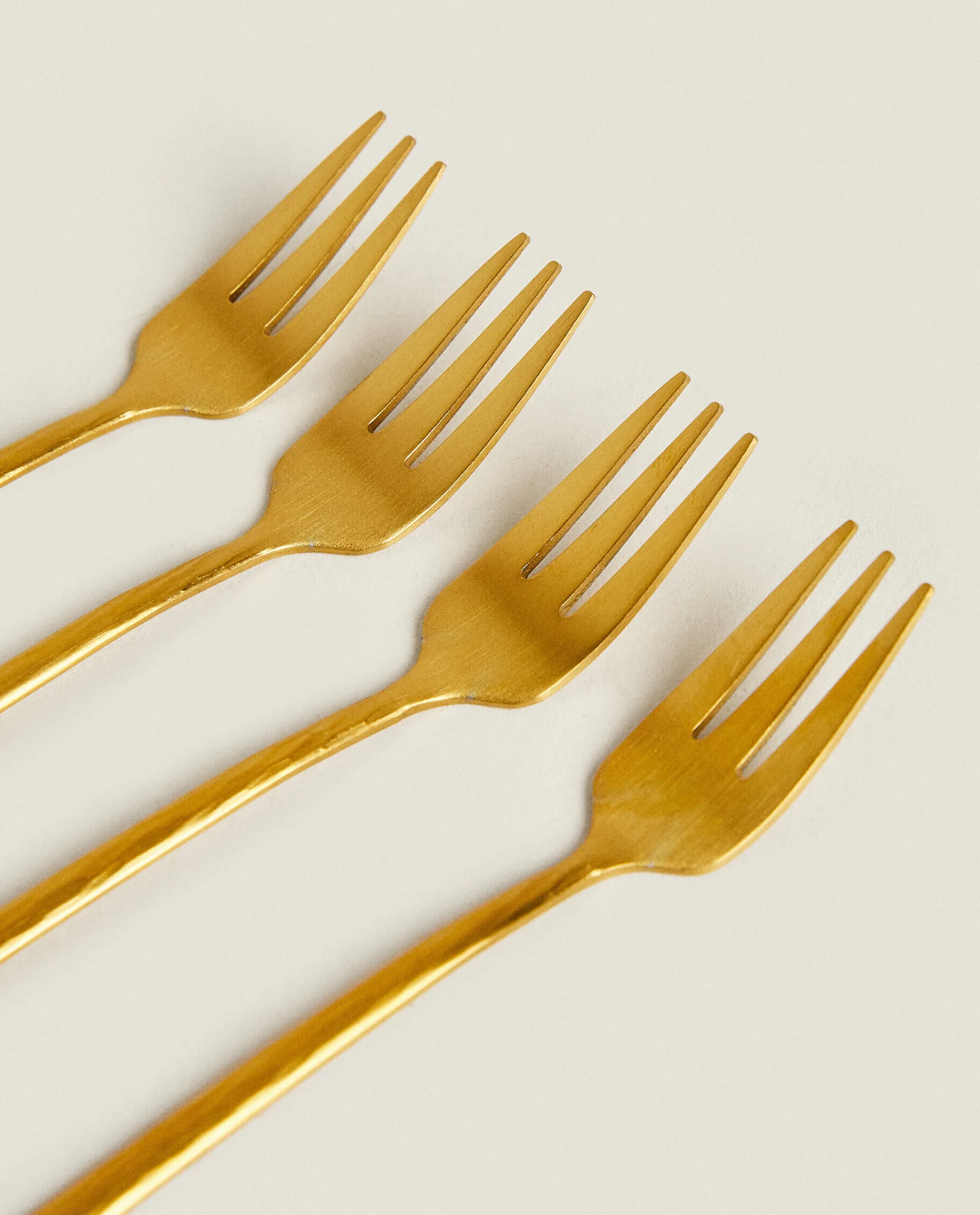 Cutlery*ZARA Home Box 4 Brunch Forks With Hammered Handle Golden