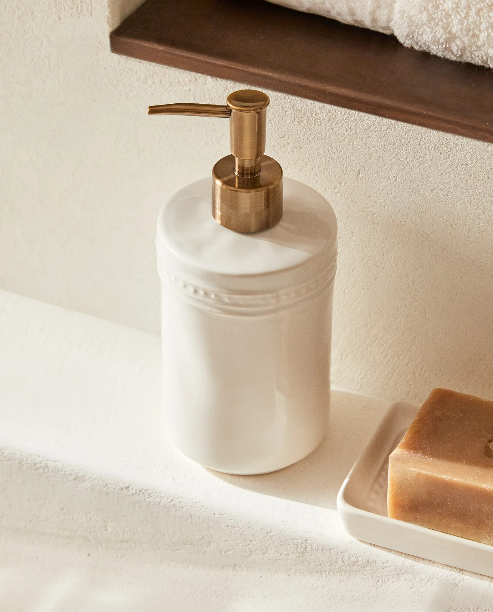 Dispensers*ZARA Home Ceramic Dispenser With A Raised Design White