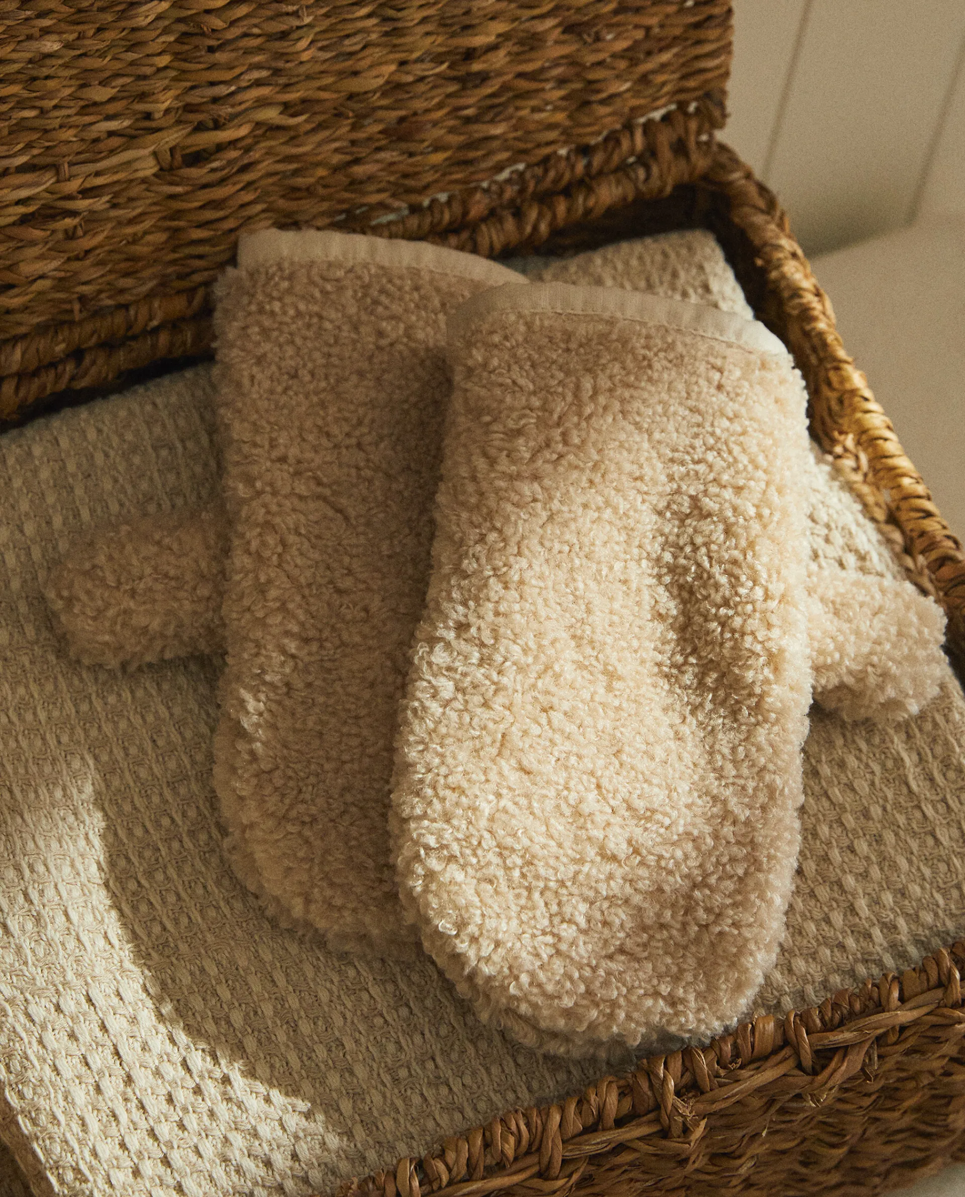 Accessories*ZARA Home Faux Shearling Mittens Beige