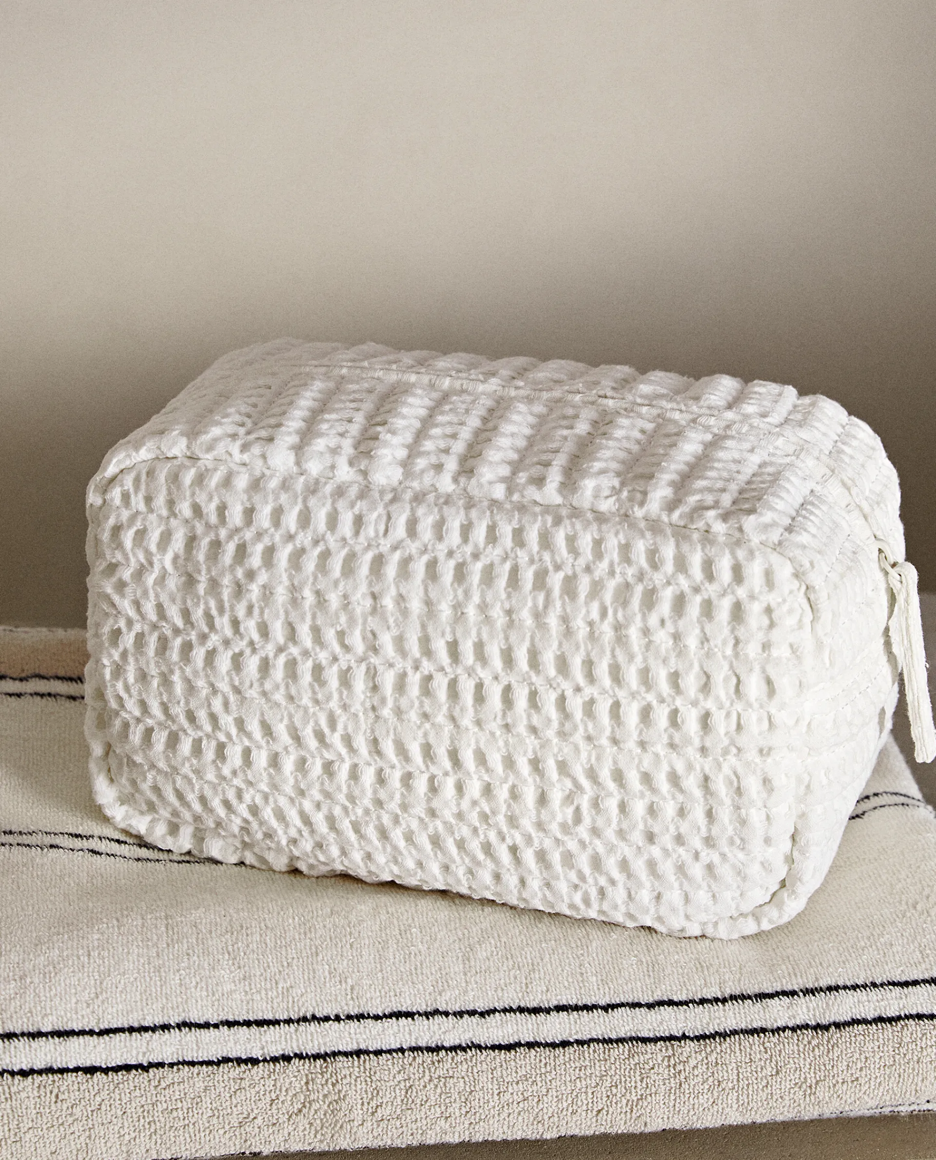 Beachwear*ZARA Home Waffle-Texture Fabric Toiletry Bag White