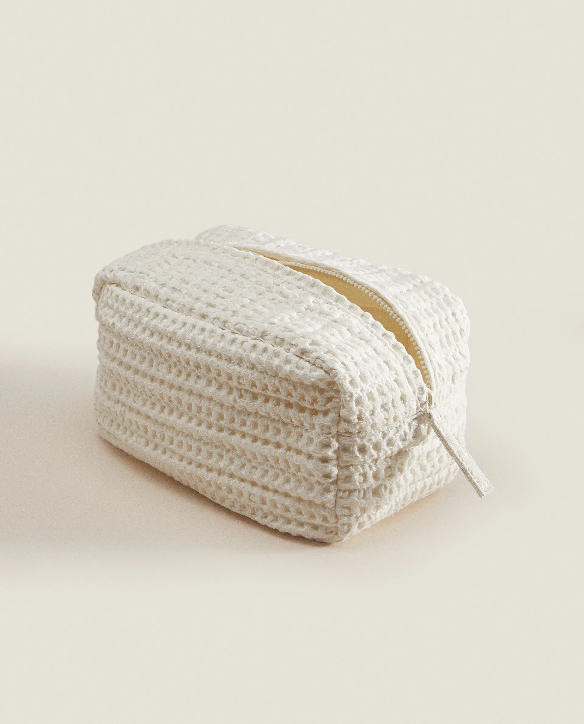 Beachwear*ZARA Home Waffle-Texture Fabric Toiletry Bag White