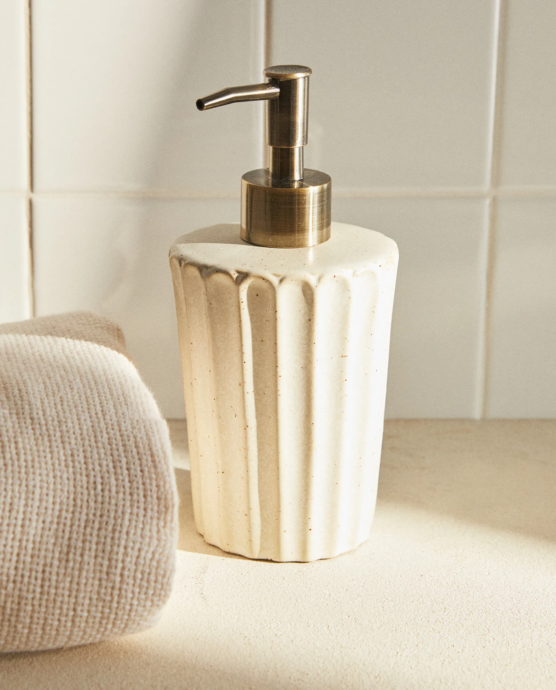 Dispensers*ZARA Home Wavy Ceramic Soap Dispenser 4-111