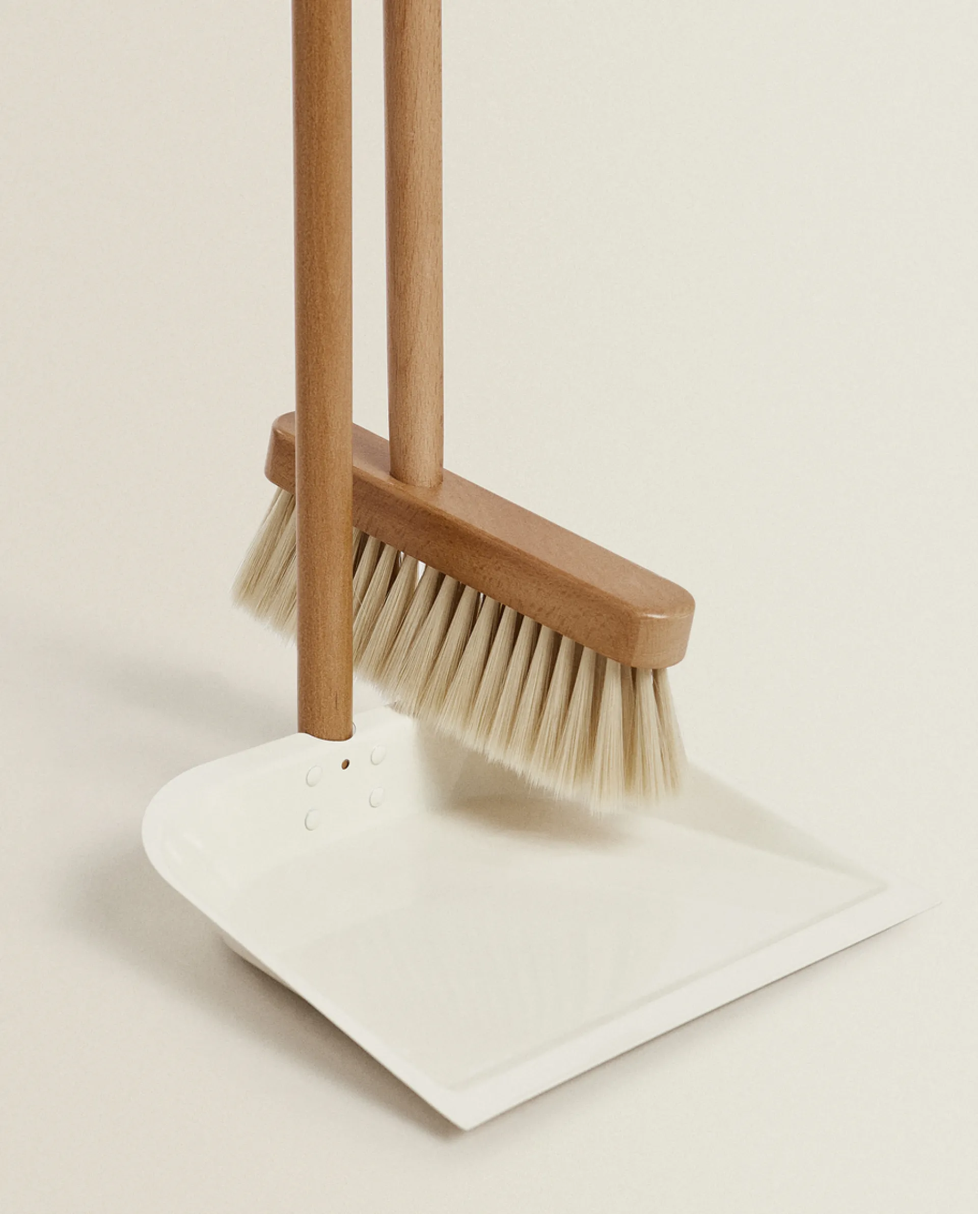 Cleaning*ZARA Home Wooden Dustpan And Brush Set White