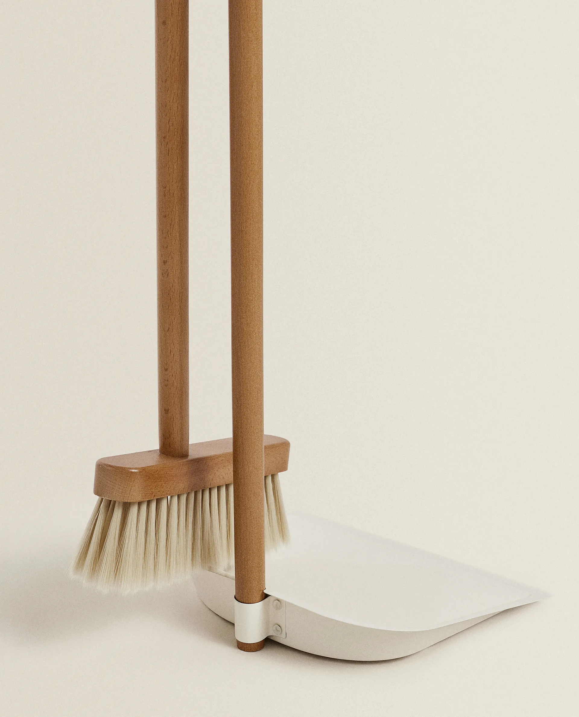 Cleaning*ZARA Home Wooden Dustpan And Brush Set White